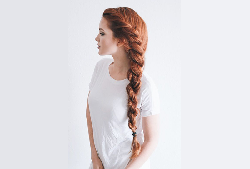 Многослойная толстая коса на бок