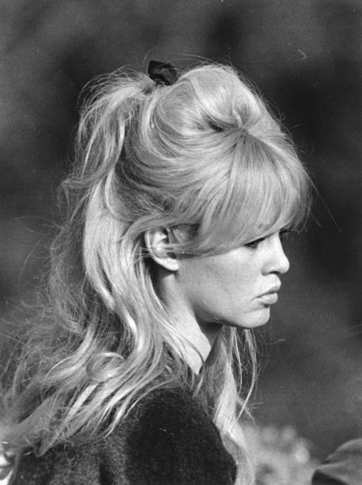 Ретро прическа на длинные волосы в стиле Бриджит Бордо