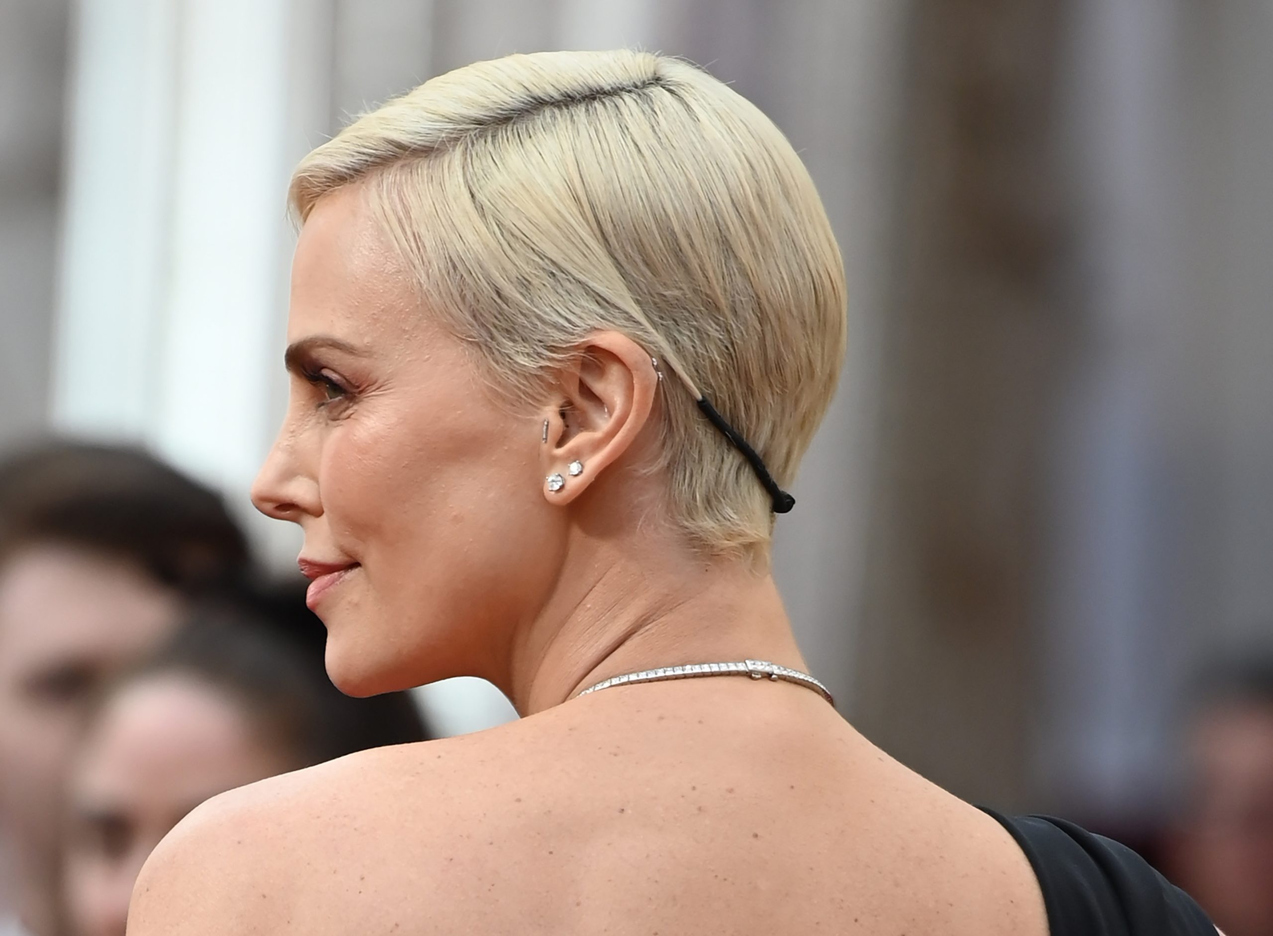 Красивая гулька от Чарлиз Терон