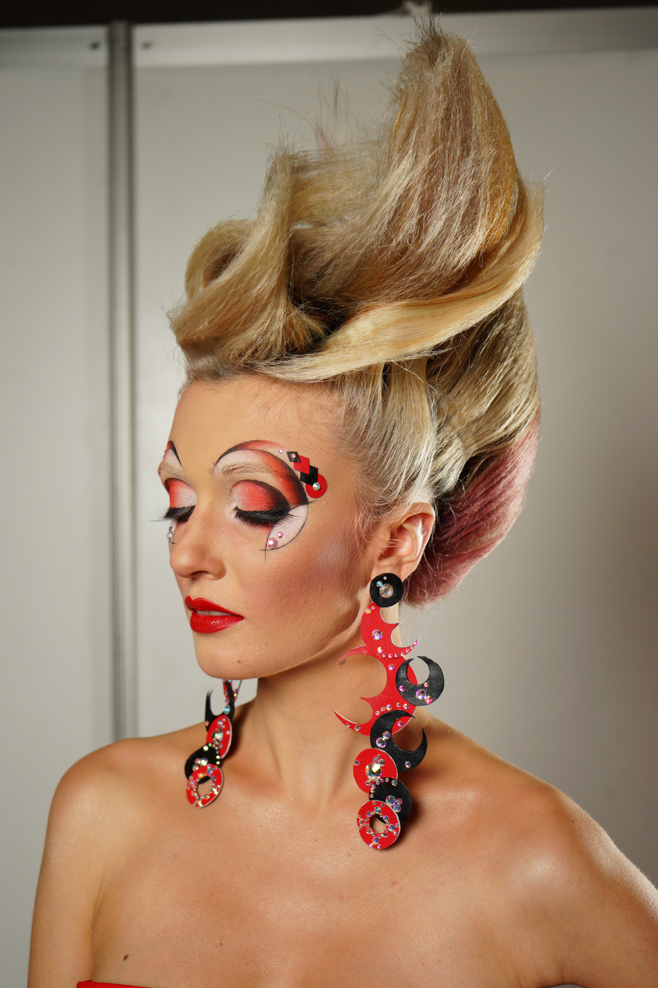 Простая вечерняя подиумная прическа + макияж