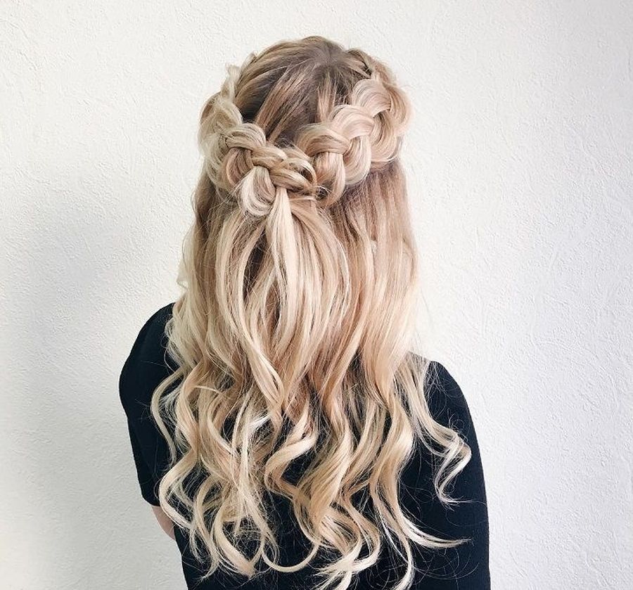 Полураспущенные волосы с косой