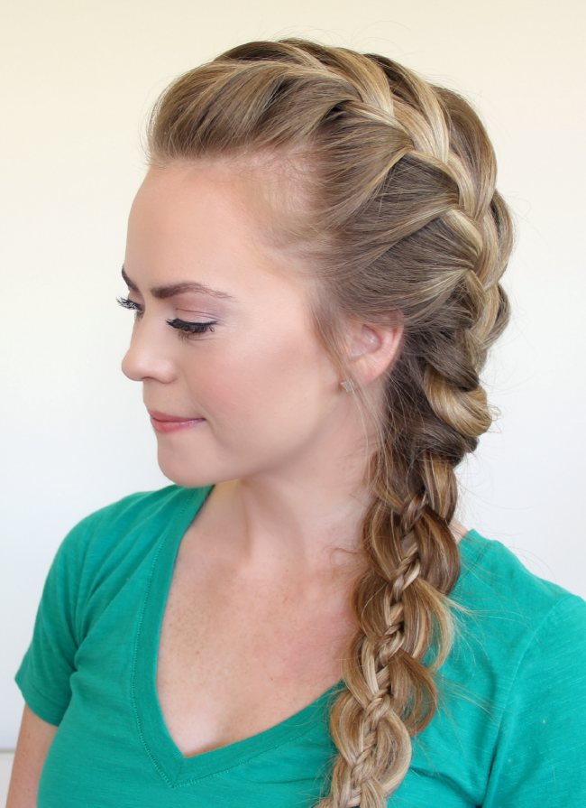 Скрученная коса на бок