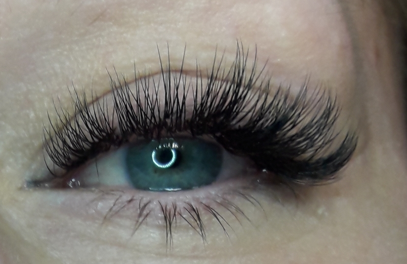 Как красиво приклеить ресницы пучками