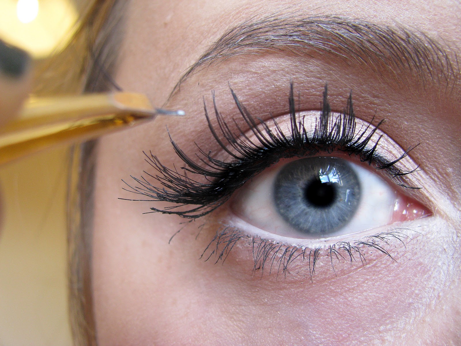 Как красиво приклеить ресницы пучками