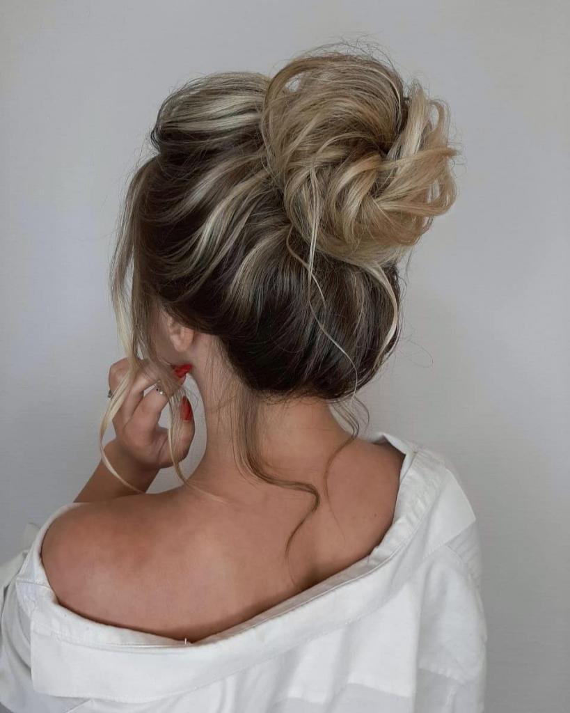 Супер быстрый прикольный пучок на длинные волосы