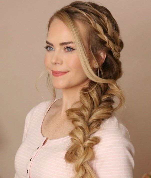 Скрученная коса на бок