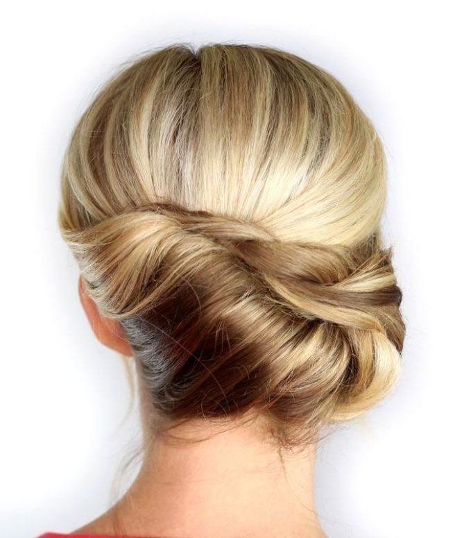 Причёска пучок твист на бок на средние волосы