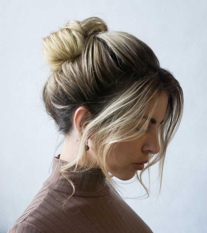 Большой пучек с перекручеными прядями вокруг на длинные волосы