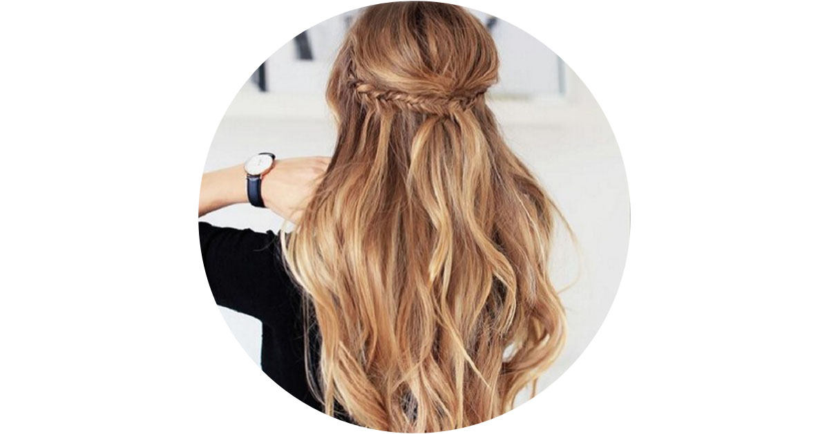 Полураспущеные волосы с обвитой прядью сзади