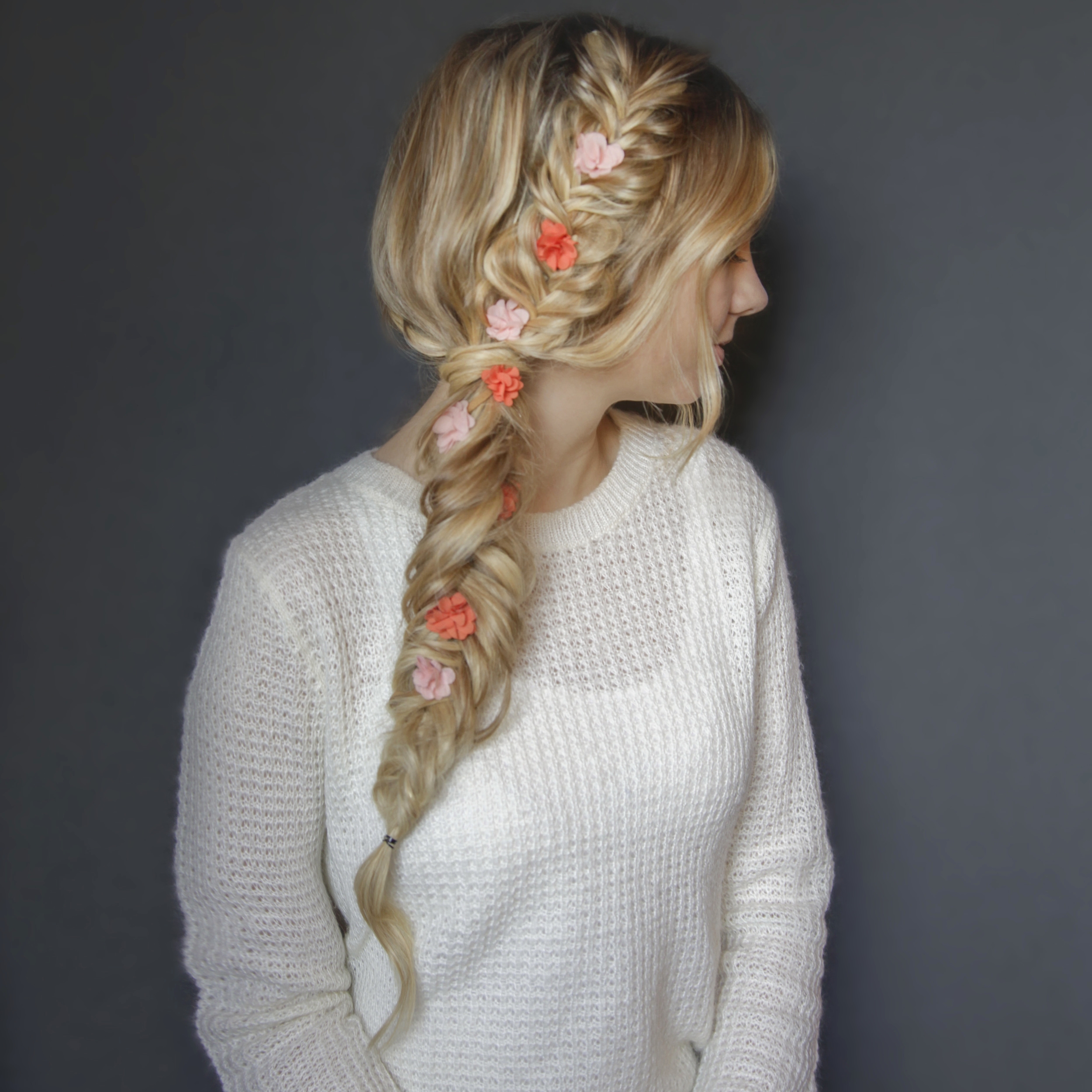 Милая весенняя прическа из рыбьего хвоста