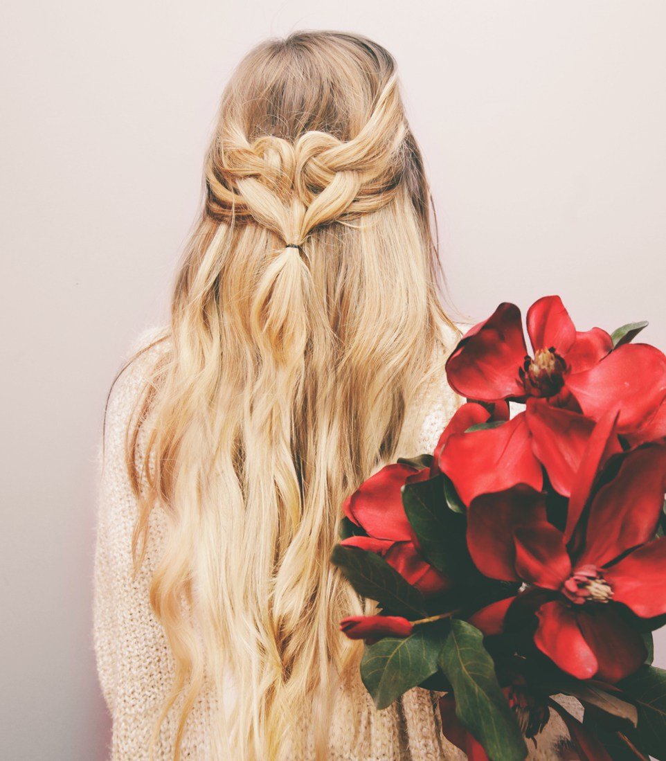 Полураспущенная прическа на длинные волосы с косами на День всех влюбленных