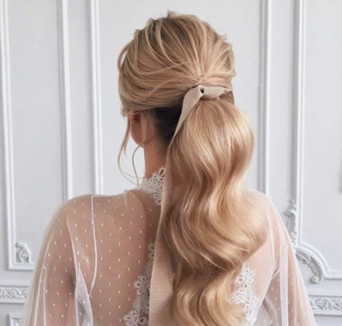 Прическа мягкий романтичный хвост