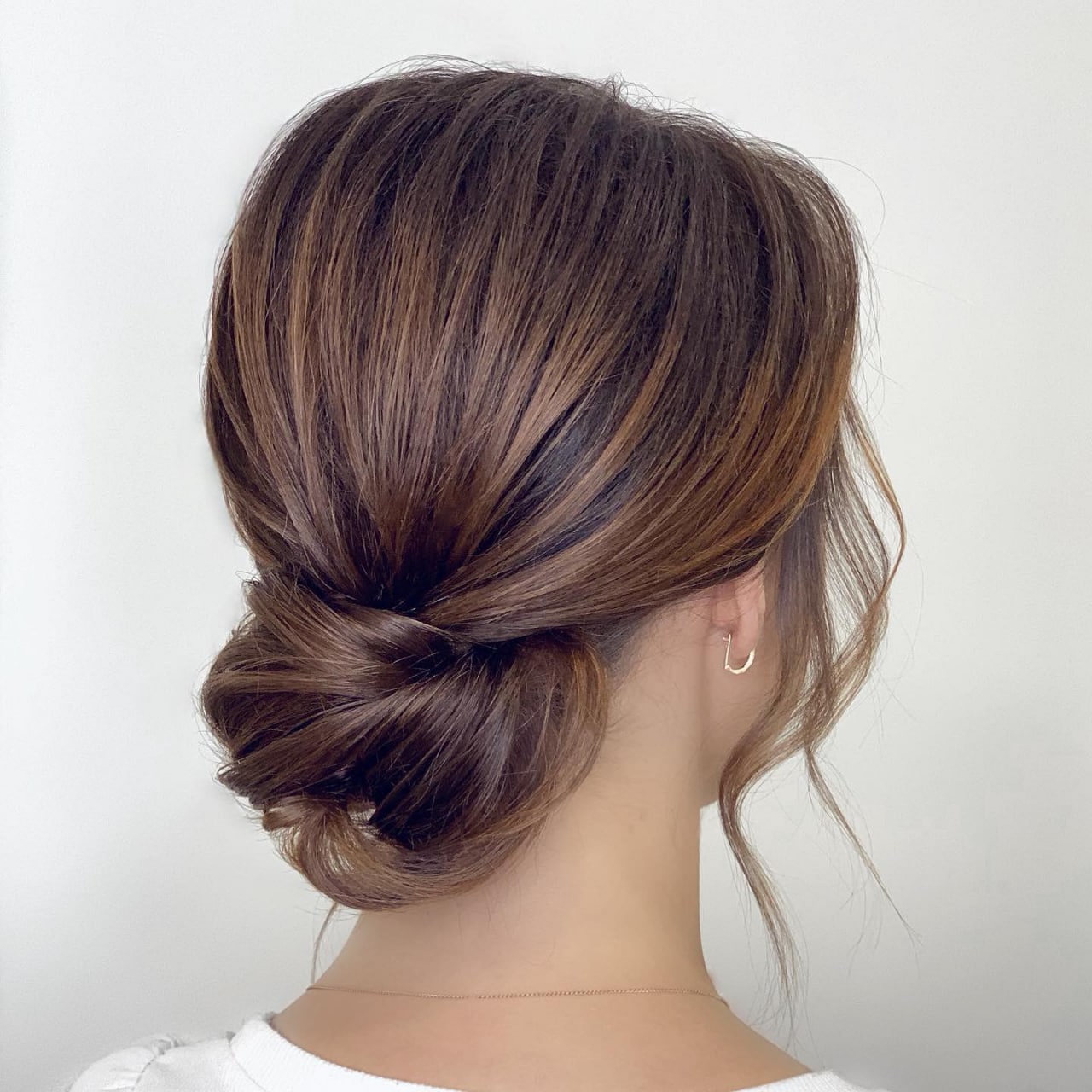 Большой пучек с перекручеными прядями вокруг на длинные волосы