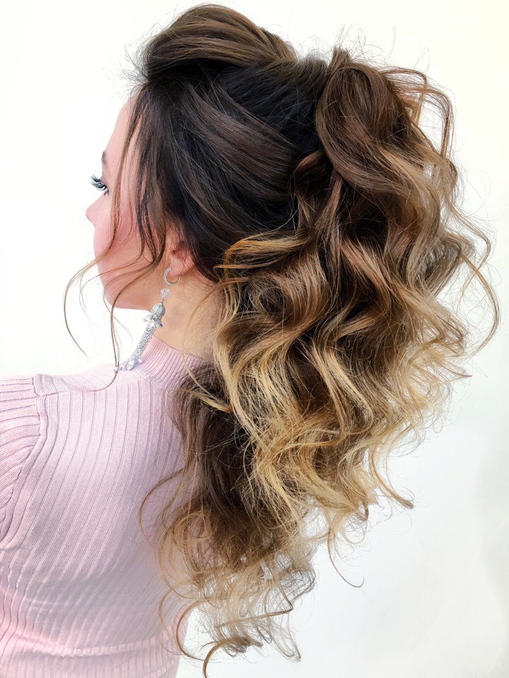 Прическа перехрещенный «хвост» с локонами