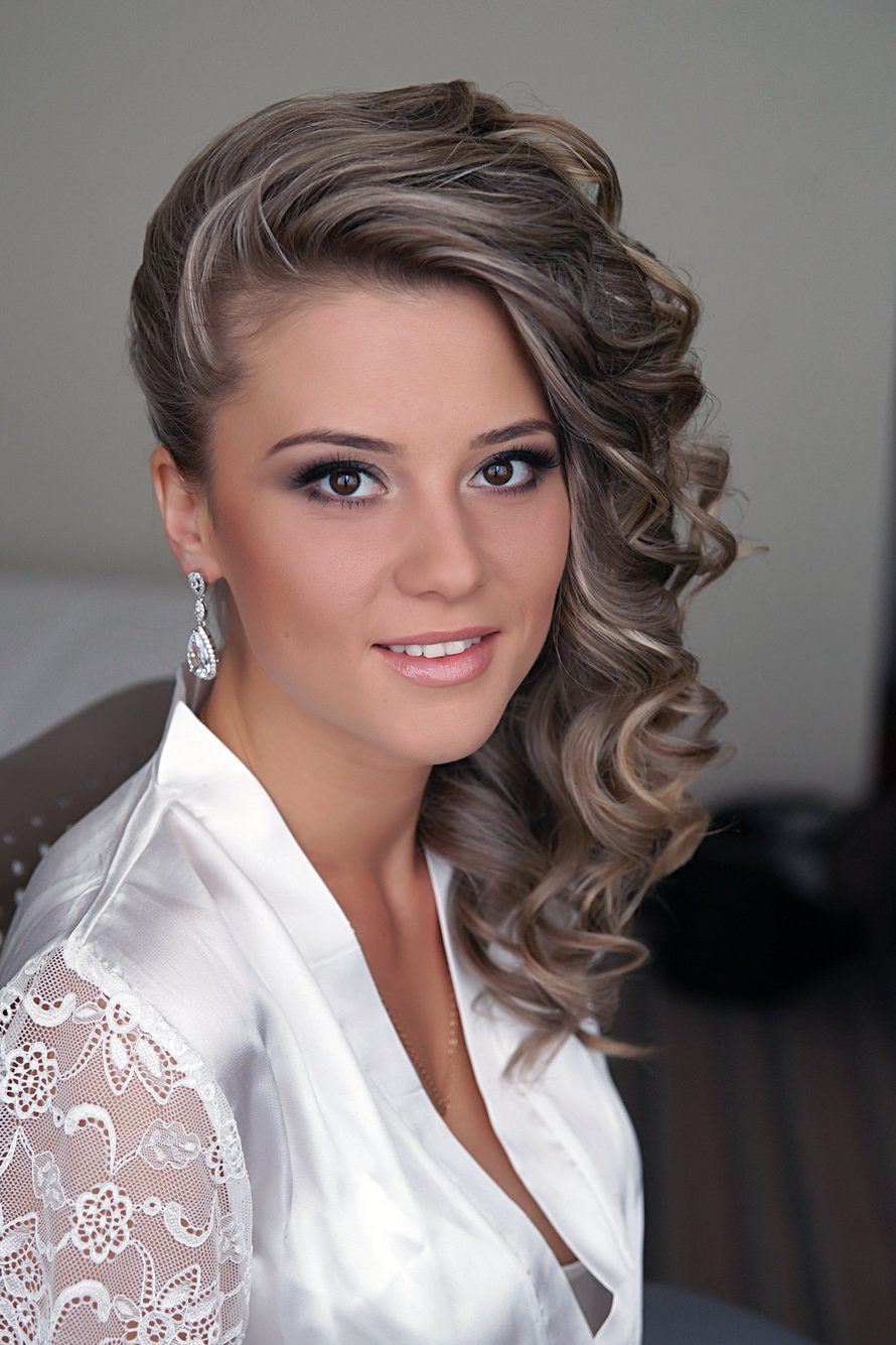 Вечерняя прическа на бок