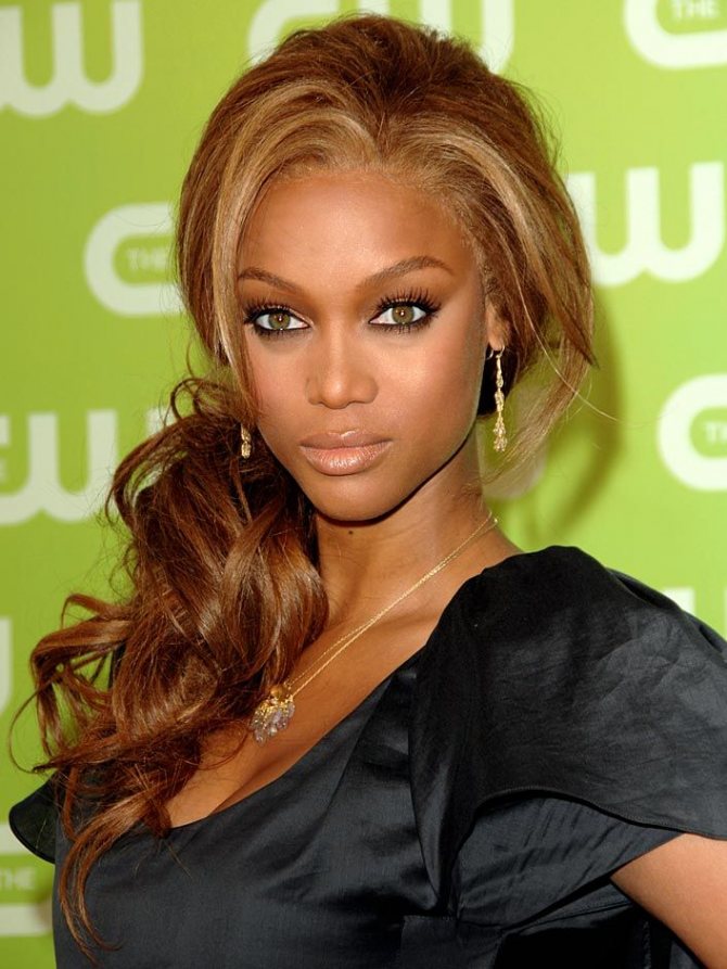 Прическа хвост на бок