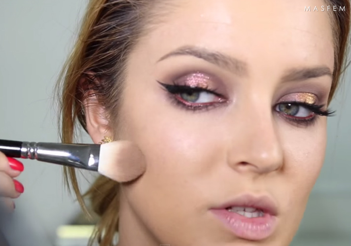 Макияж с бордовыми тенями Макияж с бордовыми тенями