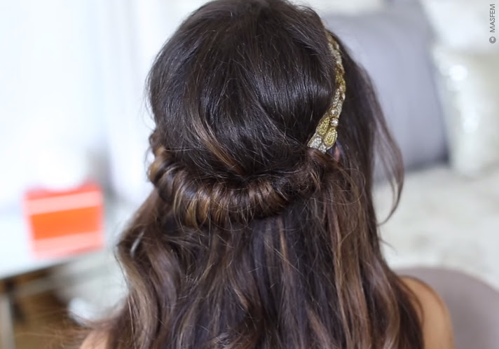 Прическа с ободком на длинные волосы Прическа с ободком на длинные волосы